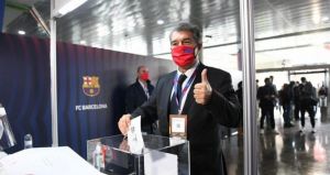 خوان لابورتا يفوز برئاسة برشلونة