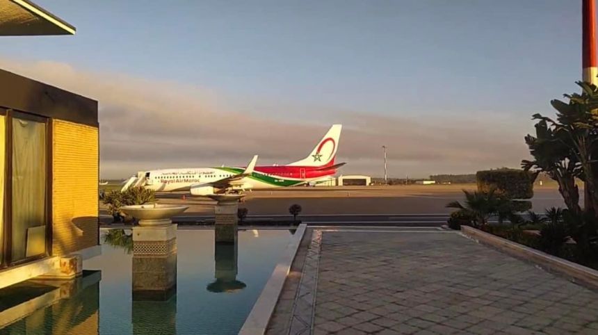 طائرة الخطوط الملكية المغربية بمطار سلا في انتظار ما ستؤول إليه الأمور لدى المسؤولين الجزائريين