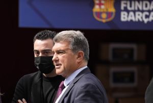قرار من لابورتا يمنع جماهير بشلونة من بيع تذاكرهم