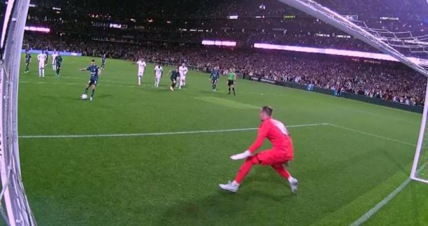 فيديو : حارس ريال مدريد يقوم بأغرب تصدي لضربة جزاء