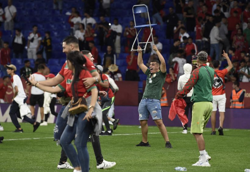 أول رد من نادي إسبانيول بعد اقتحام الجماهير لأرضية ملعبه في مباراة المغرب و الشيلي