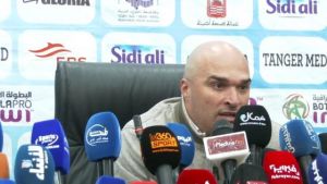 مدرب المغرب التطواني يخلق الجدل في الندوة الصحافية