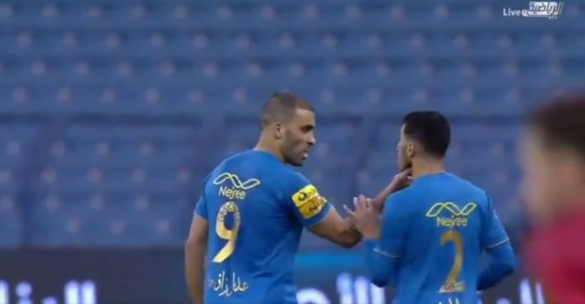 حمد الله يشتبك مع زميله في الفريق خلال مباراة بكأس ملك السعودية