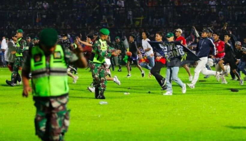 الفيفا تجمد نشاط الإتحاد الإندونيسي بسبب وفاة 127 مشجعا بالملعب