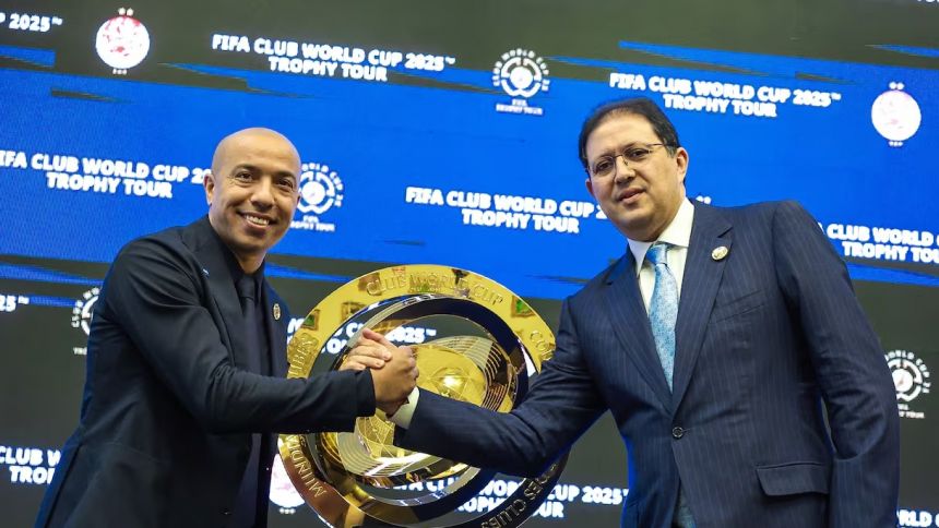 آيت منا و خرجة يقدمان درع كأس العالم للأندية