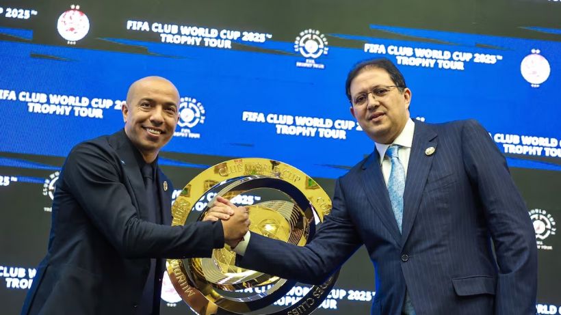 آيت منا و خرجة يقدمان درع كأس العالم للأندية
