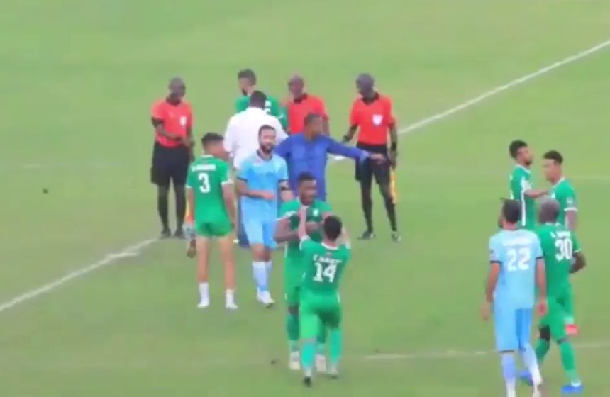 فيديو : إشتباك و شجار لاعبي الرجاء بعد مباراة نامونغو