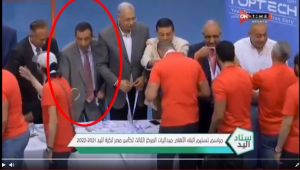 فيديو : مرتضى منصور يدعو لإجتماع طارئ بعد ظهور نائبه يسرق ميدالية على المباشر