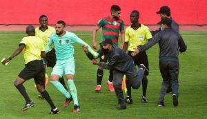 الكاف يوقف لاعبين من مولودية الجزائر لمدة عام بسبب أحداث مباراة الوداد