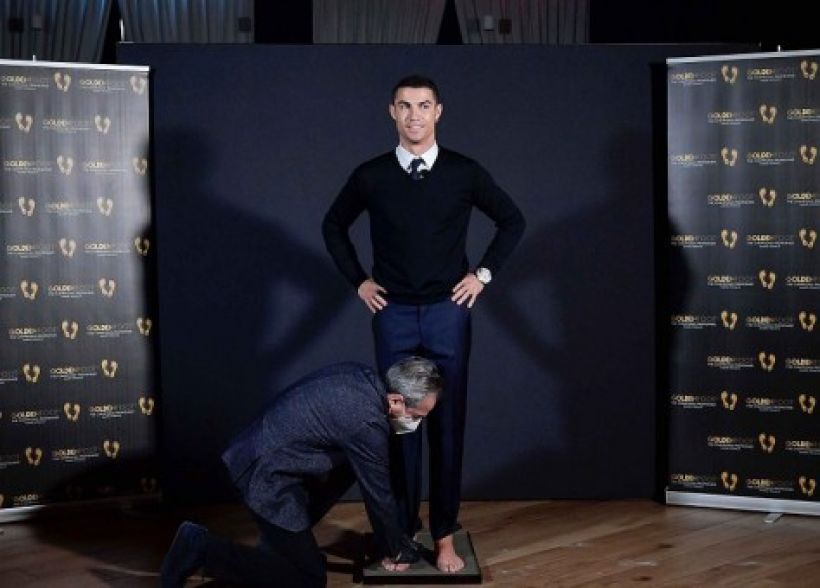 رونالدو يطبع بصمات قدمه في ممشى مشاهير كرة القدم