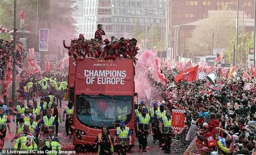 حتى لو خسر الدوري وأبطال أوروبا.. ليفربول سيحتفل في شوارع المدينة بحافلة مكشوفة