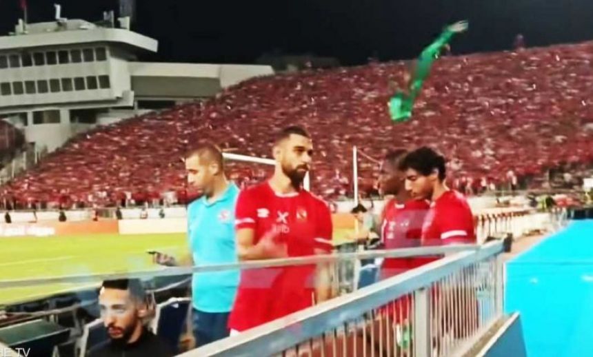 الكاف يراسل الأهلي بخصوص رمي لاعبه لميدالية وصيف دوري أبطال إفريقيا