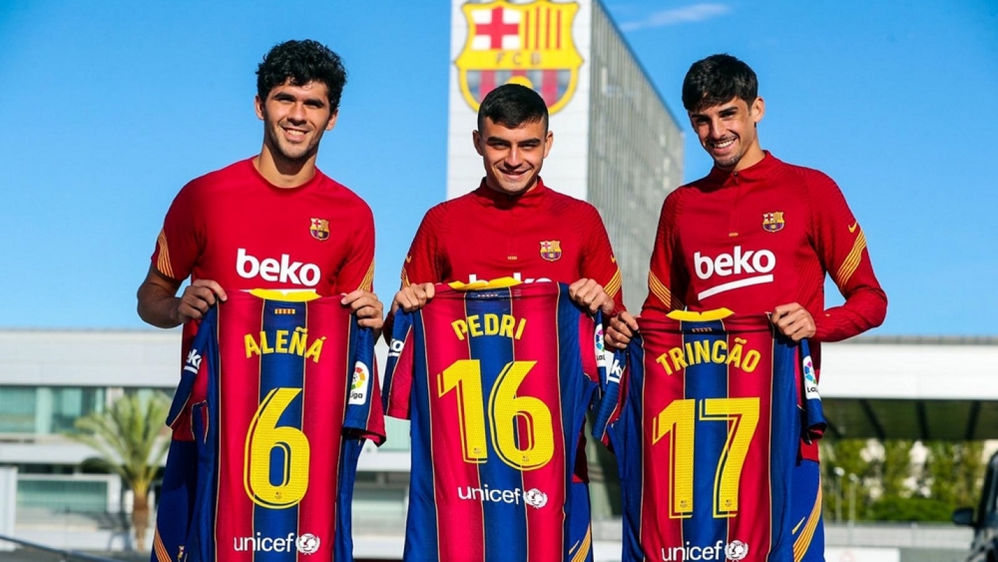 برشلونة يواصل تغيير أرقام لاعبيه